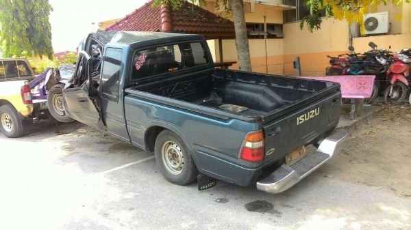 ซากอีซูซุดราก้อน เครื่อง2500 เเยกหรือถอดขายอะไหลทุกอย่างทั้งคันมีหลายรุ่นทั้งเก๋งเเละกระบะ