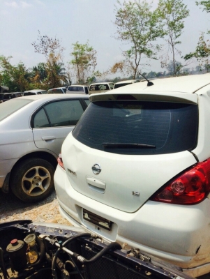 ซากนิสสันทีด้า เครื่อง1800 ถอดเเยกขายอะไหลทุกอย่างทั้งคันมีหลายรุ่นเก๋งเเละกระบะถอดขายทุกคัน