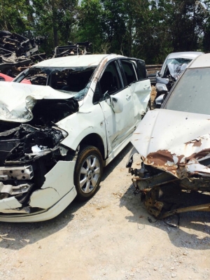 ซากนิสสันทีด้า เครื่อง1800 ถอดเเยกขายอะไหลทุกอย่างทั้งคันมีหลายรุ่นเก๋งเเละกระบะถอดขายทุกคัน