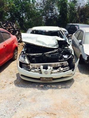 ซากนิสสันทีด้า เครื่อง1800 ถอดเเยกขายอะไหลทุกอย่างทั้งคันมีหลายรุ่นเก๋งเเละกระบะถอดขายทุกคัน