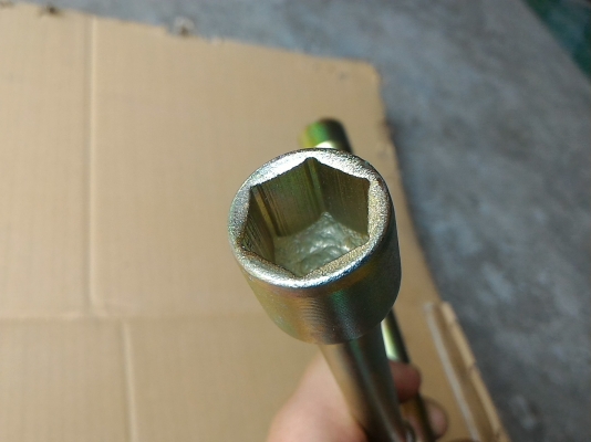 ประแจถอดล้อแบบกากบาทยี่ห้อ SOLO มี 4 เบอร์ มี 17 , 19 , 21 , 23 จับหมุนได้สะดวกเพราะมีจุดหมุน ใครเคยถอดน้อตล้อแล้วจะรู้ว่าใช้อันไหนดี