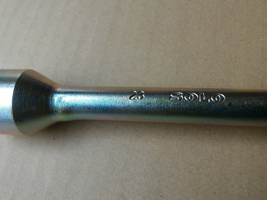 ประแจถอดล้อแบบกากบาทยี่ห้อ SOLO มี 4 เบอร์ มี 17 , 19 , 21 , 23 จับหมุนได้สะดวกเพราะมีจุดหมุน ใครเคยถอดน้อตล้อแล้วจะรู้ว่าใช้อันไหนดี