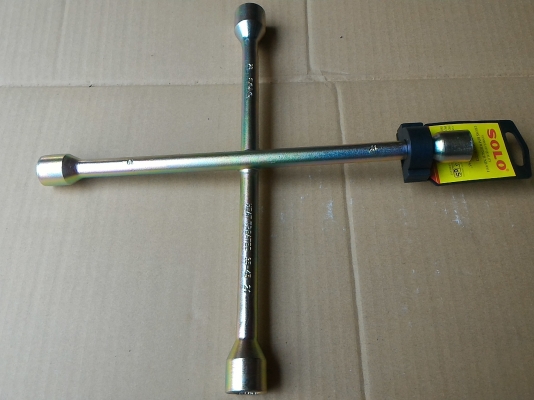 ประแจถอดล้อแบบกากบาทยี่ห้อ SOLO มี 4 เบอร์ มี 17 , 19 , 21 , 23 จับหมุนได้สะดวกเพราะมีจุดหมุน ใครเคยถอดน้อตล้อแล้วจะรู้ว่าใช้อันไหนดี