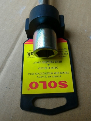 ประแจถอดล้อแบบกากบาทยี่ห้อ SOLO มี 4 เบอร์ มี 17 , 19 , 21 , 23 จับหมุนได้สะดวกเพราะมีจุดหมุน ใครเคยถอดน้อตล้อแล้วจะรู้ว่าใช้อันไหนดี