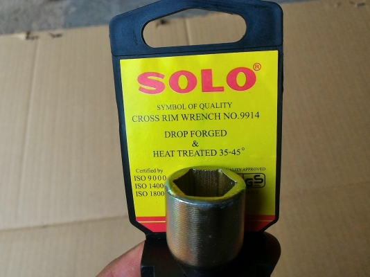 ประแจถอดล้อแบบกากบาทยี่ห้อ SOLO มี 4 เบอร์ มี 17 , 19 , 21 , 23 จับหมุนได้สะดวกเพราะมีจุดหมุน ใครเคยถอดน้อตล้อแล้วจะรู้ว่าใช้อันไหนดี