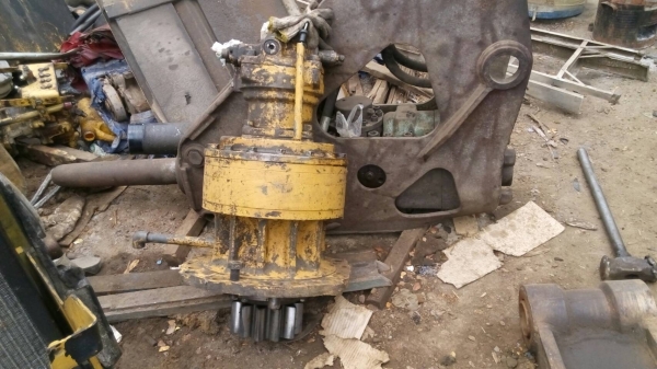 ขายมอเตอร์สวิงรถแมคโครุ่น 200. ทั้งโคมัสสุ โกเบ ฮิตาชิ แคท ขายทั้งลูกหรือแยกท่อนบนท่อนล่าง