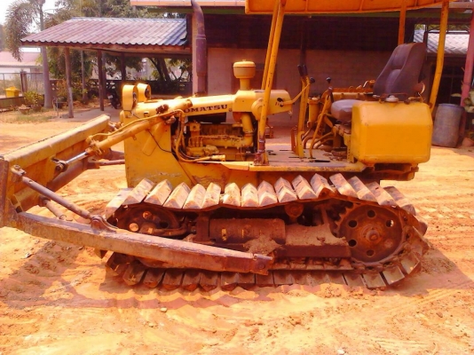 ขายรถแทรคเตอร์ตีนเป็ด Komatsu D20P-3 เครื่องปั๊มดี ช่วงล่างดี รถทำงานทุกวัน เอกสารซื้อขาย