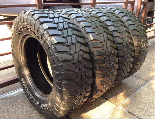ยาง Mud Deestone 265 70 17 กลางปี11 ดอกเต็ม ไม่มีปะ ใช้กันยาว ราคาไม่แพง