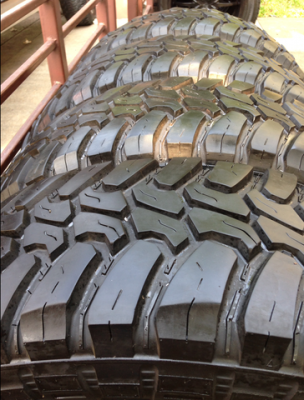 ยาง Mud Deestone 265 70 17 กลางปี11 ดอกเต็ม ไม่มีปะ ใช้กันยาว ราคาไม่แพง