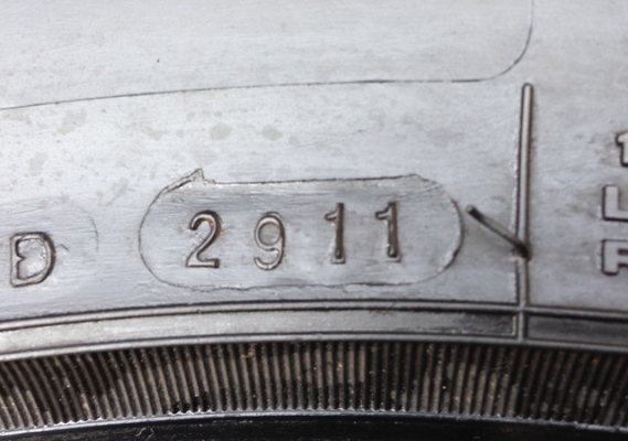 ยาง Mud Deestone 265 70 17 กลางปี11 ดอกเต็ม ไม่มีปะ ใช้กันยาว ราคาไม่แพง