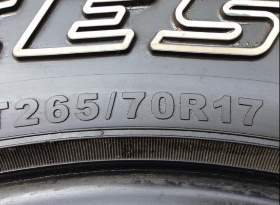 ยาง Mud Deestone 265 70 17 กลางปี11 ดอกเต็ม ไม่มีปะ ใช้กันยาว ราคาไม่แพง