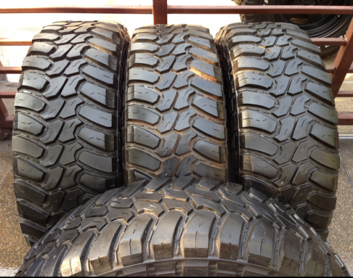 ยาง Mud Deestone 265 70 17 กลางปี11 ดอกเต็ม ไม่มีปะ ใช้กันยาว ราคาไม่แพง