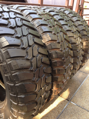 ยาง Mud Deestone 265 70 17 กลางปี11 ดอกเต็ม ไม่มีปะ ใช้กันยาว ราคาไม่แพง