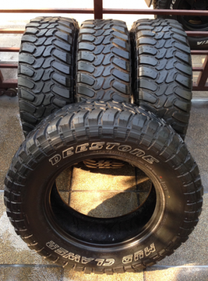 ยาง Mud Deestone 265 70 17 กลางปี11 ดอกเต็ม ไม่มีปะ ใช้กันยาว ราคาไม่แพง