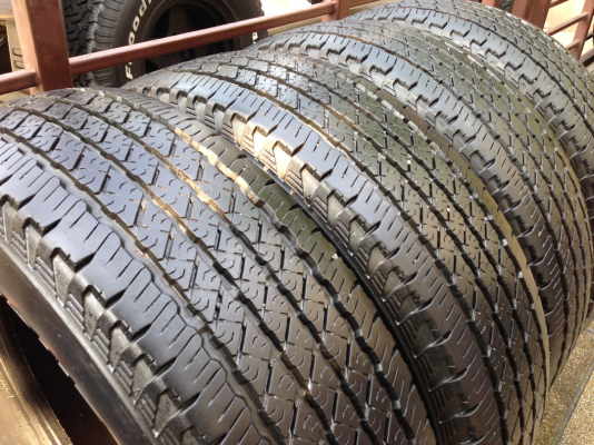 ยาง Roadstone 245 75 16 ปี12 ดอกเต็ม ไม่มีปะ ใช้กันยาว ราคาไม่แพง