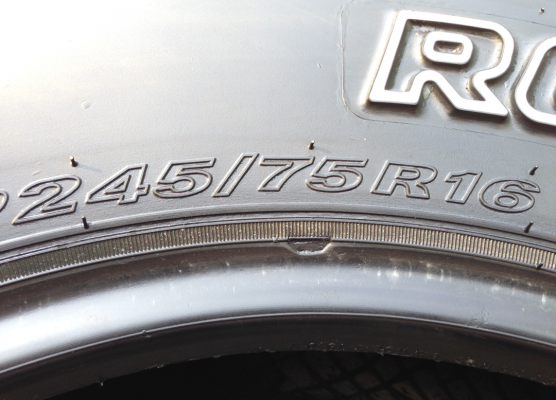 ยาง Roadstone 245 75 16 ปี12 ดอกเต็ม ไม่มีปะ ใช้กันยาว ราคาไม่แพง