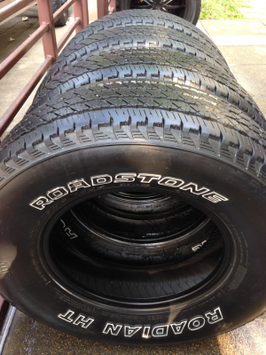 ยาง Roadstone 245 75 16 ปี12 ดอกเต็ม ไม่มีปะ ใช้กันยาว ราคาไม่แพง