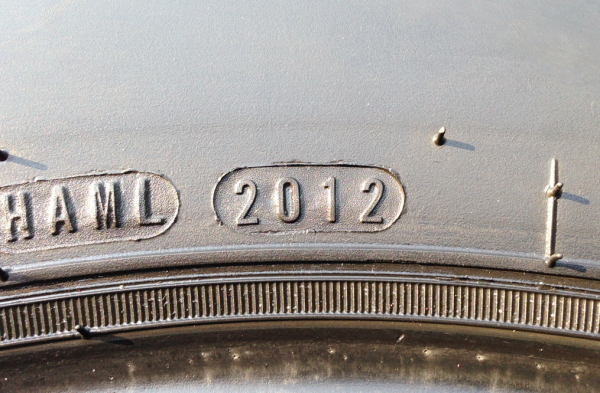 ยาง Roadstone 245 75 16 ปี12 ดอกเต็ม ไม่มีปะ ใช้กันยาว ราคาไม่แพง