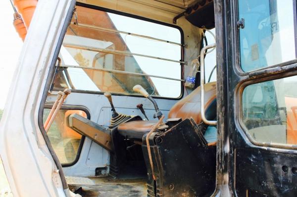 ขายด่วนน Hitachi EX200-1 สภาพสวยย