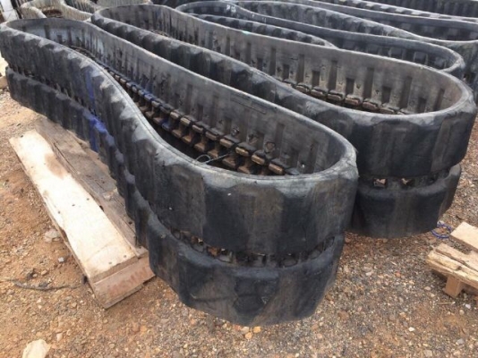 ขายแทรคยาง ใช้กับ รถขุด HITACHI EX40 นำเข้าจากญี่ปุ่น ติดต่อ 081-2990958/089-8368497 (เจ้าของขายเอง)