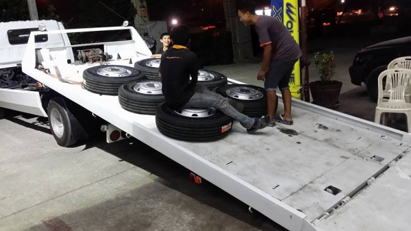 ขายยางใหม่ 9.5 R 17.5  MAXXIS  พร้อมกะทะใหม่  ยางปี16