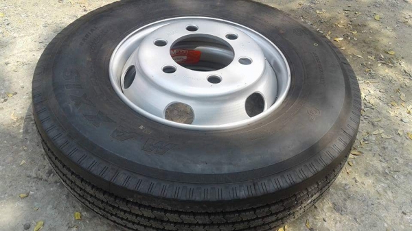 ขายยางใหม่ 9.5 R 17.5  MAXXIS  พร้อมกะทะใหม่  ยางปี16