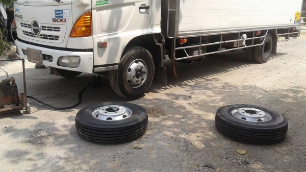 ขายยางใหม่ 9.5 R 17.5  MAXXIS  พร้อมกะทะใหม่  ยางปี16