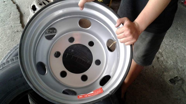 ขายยางใหม่ 9.5 R 17.5  MAXXIS  พร้อมกะทะใหม่  ยางปี16