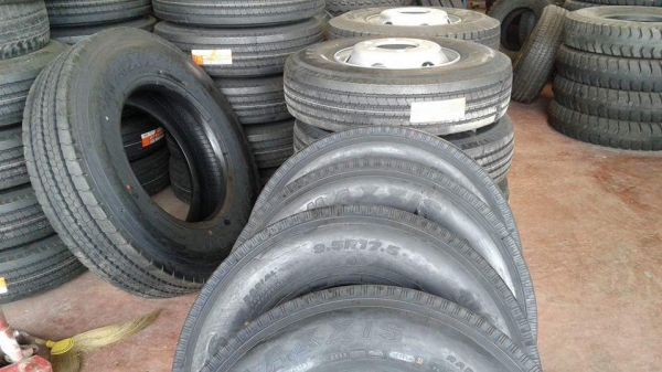 ขายยางใหม่ 9.5 R 17.5  MAXXIS  พร้อมกะทะใหม่  ยางปี16