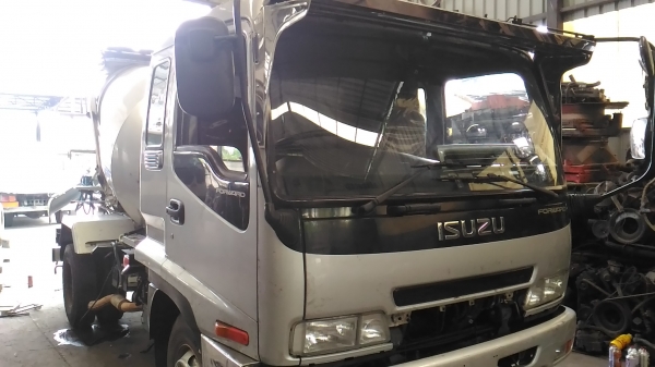 6 ล้อรถโม่ปูนอีซูซุเดคก้าญี่ปุ่น เครื่องยนต์รุ่นใหม่ 6 hl