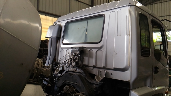 6 ล้อรถโม่ปูนอีซูซุเดคก้าญี่ปุ่น เครื่องยนต์รุ่นใหม่ 6 hl