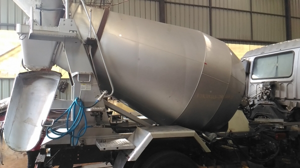 6 ล้อรถโม่ปูนอีซูซุเดคก้าญี่ปุ่น เครื่องยนต์รุ่นใหม่ 6 hl