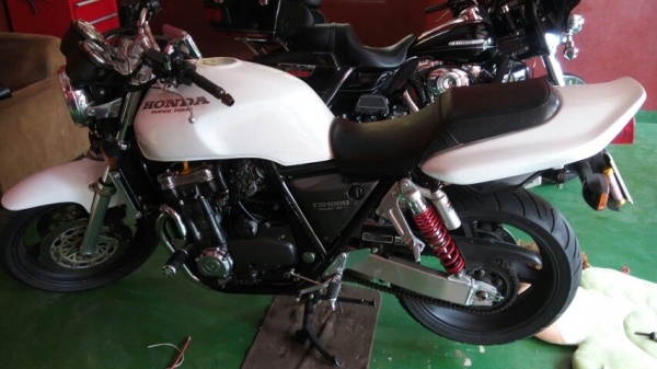 ขายcb 1000 ซุปเปอร์โฟีร์ ทะเบียนแท้ เล่มพร้อมโอนครับ เก็บไว้ไม่ได้ขี่ครับ ขาย 165000