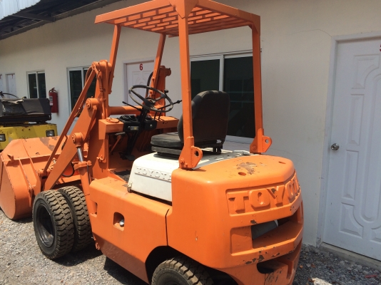 ขายด่วน!!รถตัก Toyota SD10 เครื่องดีเซล เกียร์ AUTO สภาพดีมาก!!