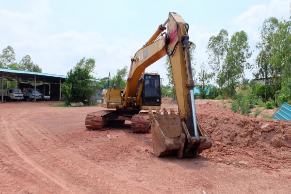 ขายรถแม็กโคร CAT-320 V2 รถสวยพร้อมใช้งาน ราคา 900,000 บาท โทร 0812628564 อ.เซกา จ.บึงกาฬ