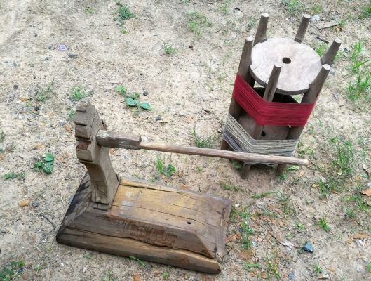 หลักใส่อัก พร้อมอักใส่ด้ายเก่า เพื่อใช้หมุนด้ายออก หรือเข้าจากอักม้วนเส้นไหม ด้ายฝ้าย ของชาวบ้านแถบอีสานใต้เก่าแท้ครับ