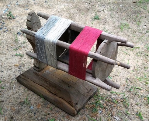 หลักใส่อัก พร้อมอักใส่ด้ายเก่า เพื่อใช้หมุนด้ายออก หรือเข้าจากอักม้วนเส้นไหม ด้ายฝ้าย ของชาวบ้านแถบอีสานใต้เก่าแท้ครับ