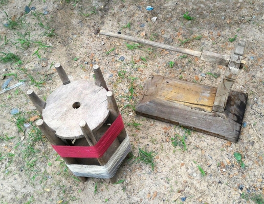 หลักใส่อัก พร้อมอักใส่ด้ายเก่า เพื่อใช้หมุนด้ายออก หรือเข้าจากอักม้วนเส้นไหม ด้ายฝ้าย ของชาวบ้านแถบอีสานใต้เก่าแท้ครับ