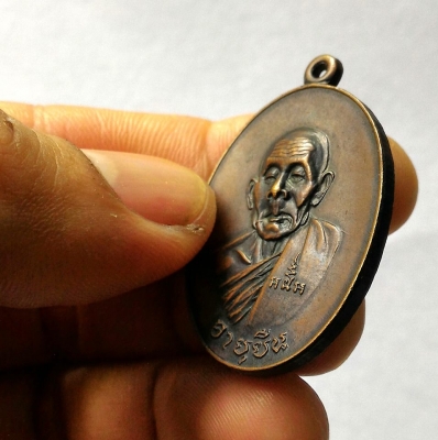 หลวงปู่สี อายุยืน ครึ่งองค์ หลังตอกโค๊ตสวยๆ แท้ ปี17 อายุ125ปี หายากแล้วครับ