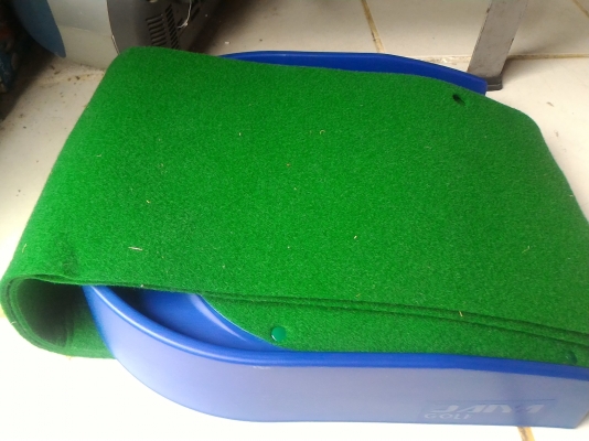 พรมซ้อมพัตกอล์ฟจากญี่ปุ่น GEAR MAX มีช่องมีช่องให้ลูกลงสองขนาด 80 มม. และ 50 มม. ความยาวรวม  2 เมตร