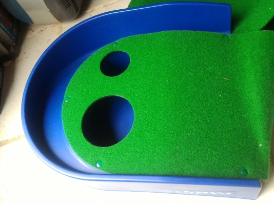 พรมซ้อมพัตกอล์ฟจากญี่ปุ่น GEAR MAX มีช่องมีช่องให้ลูกลงสองขนาด 80 มม. และ 50 มม. ความยาวรวม  2 เมตร