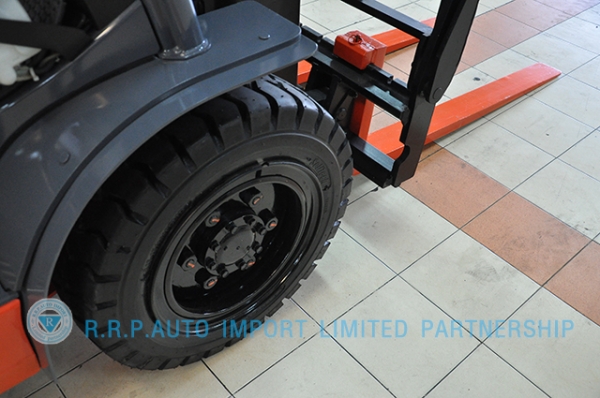 ขายรถโฟล์คลิฟท์มือสอง TOYOTA รุ่น 8FD30-30112 ราคา 590,000 บาท นำเข้าจากประเทศญี่ปุ่น 100\% ไม่เคยใช้งานในไทย