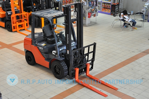 ขายรถโฟล์คลิฟท์มือสอง TOYOTA รุ่น 8FD30-30112 ราคา 590,000 บาท นำเข้าจากประเทศญี่ปุ่น 100\% ไม่เคยใช้งานในไทย