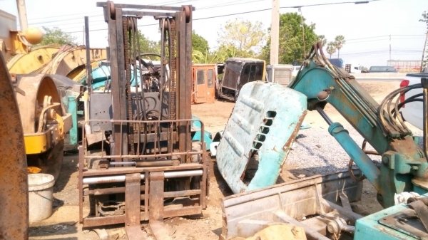 ขายรถฟอร์คลิฟต์ อุปกรณ์ขาดมั่งนิดหน่อย แต่ชากยังอยู่ครบขายถูกๆครับ