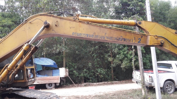 ขายรถแบ็คโฮ Komatsu PC 200 รุ่น 3 เครื่องปั๊มเดิม คอนโทรลน้ำมัน ปั๊มแรง โซ่หนา เอกสารซื้อขาย