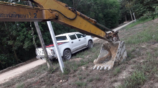 ขายรถแบ็คโฮ Komatsu PC 200 รุ่น 3 เครื่องปั๊มเดิม คอนโทรลน้ำมัน ปั๊มแรง โซ่หนา เอกสารซื้อขาย