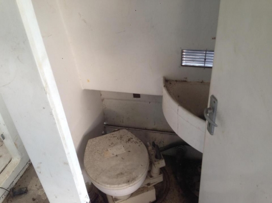 ขายเรือไฟเบอร์32ฟุต กว้าง3เมตร ทรงสูงอดีตเคยเป็นเรือดับเพลิงครับ มีห้องน้ำ ห้องนอน เครื่องวอลโว่ดีเซล6สูบ ไม่มีหางกับเกียร์ครับ พร้อมเทเลอร์6ล้อทำใหม่ ยางใหม่4เส้น รับประกันความแข็งแรงครับ ขาย 320000 บาท เอาไปทำต่ออีกนิดแหร่มเลยครับ ดีกว่าไปซื้อเป็นล้าน