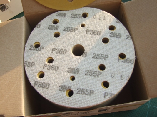 กระดาษทรายกลมขัดแห้งขนาด 6 นิ้ว 15 รู หลังกำมะหยี่ เบอร์ 360 ของ 3M จำนวน 100แผ่น / กล่อง