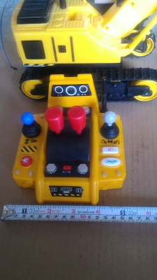 รถขุด - ตัก บังคับวิทยุ ใช้งานได้เหมือนของจริงทุกอย่างผ่านการบังคับด้วยวิทยุตัก ขุด หมุนฐานได้รอบตัว เดินหน้าถอยหลัง ใช้สายพานยางเหมือนจริงหมด