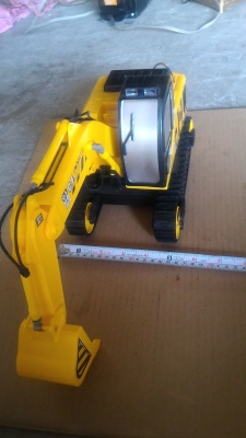 รถขุด - ตัก บังคับวิทยุ ใช้งานได้เหมือนของจริงทุกอย่างผ่านการบังคับด้วยวิทยุตัก ขุด หมุนฐานได้รอบตัว เดินหน้าถอยหลัง ใช้สายพานยางเหมือนจริงหมด